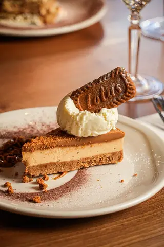 Biscoff cheesecake with ice cream