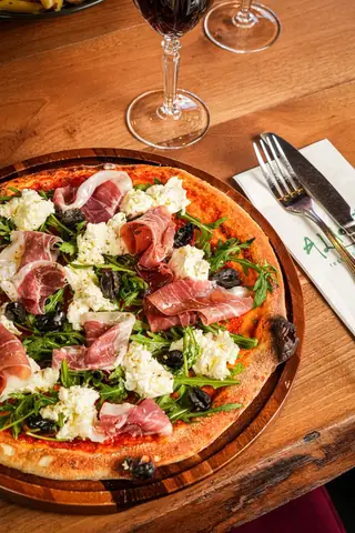 Pizza with Parma ham, rocket and fresh cheese